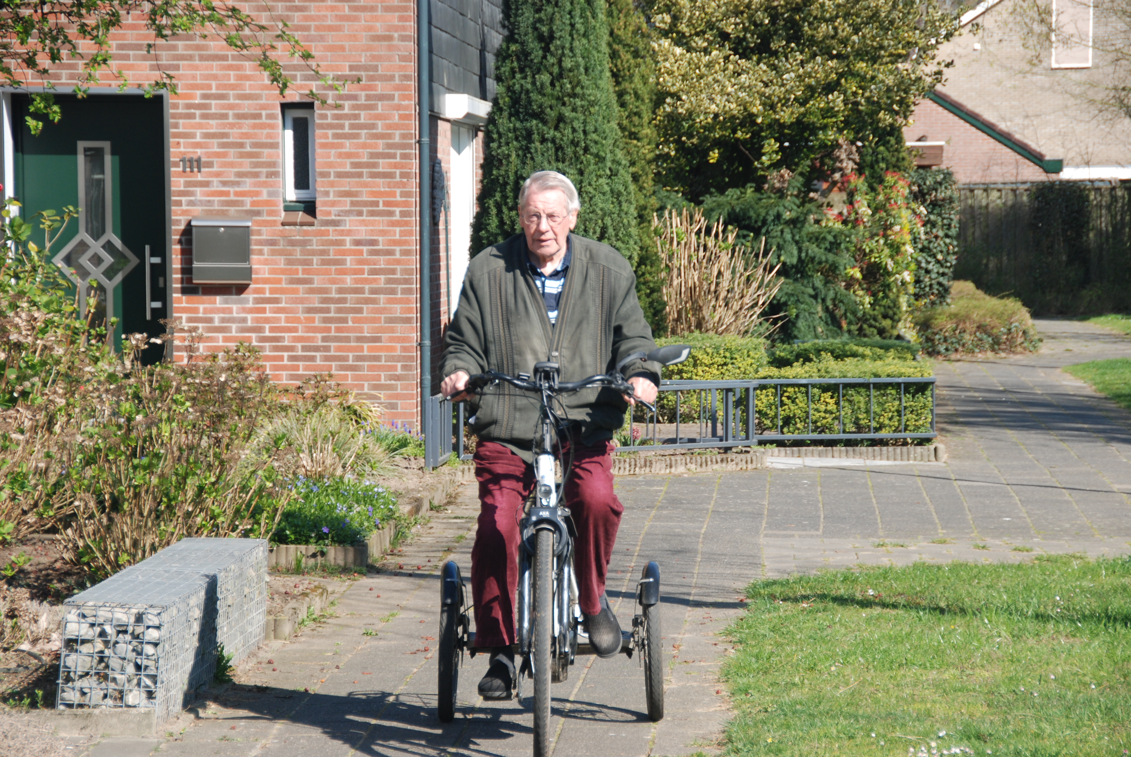 Blij na oefenen op een driewielfiets