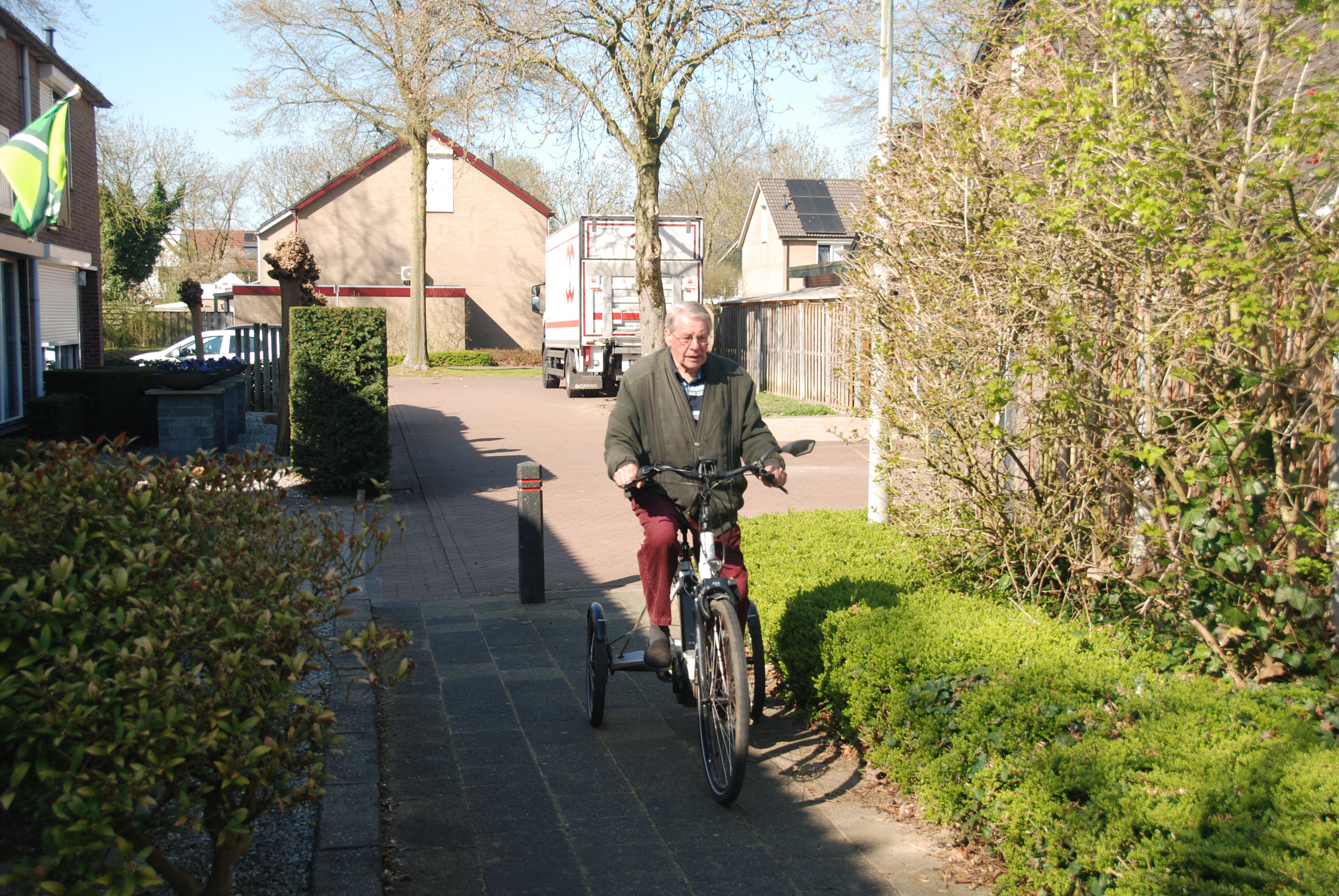 Man met artrose op fiets