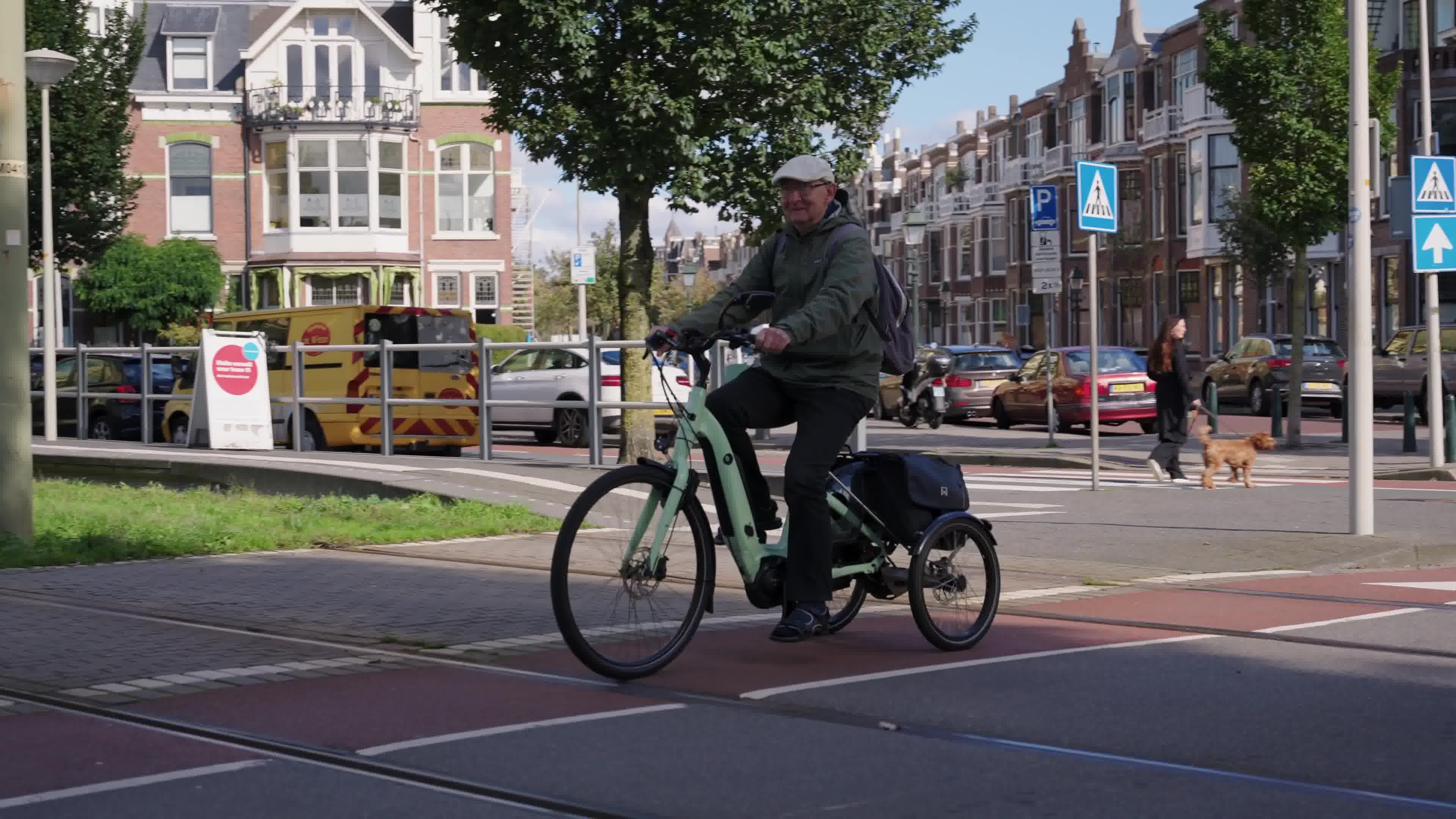 Man neemt ontspannen deel aan verkeer op zijn fiets met Tworby