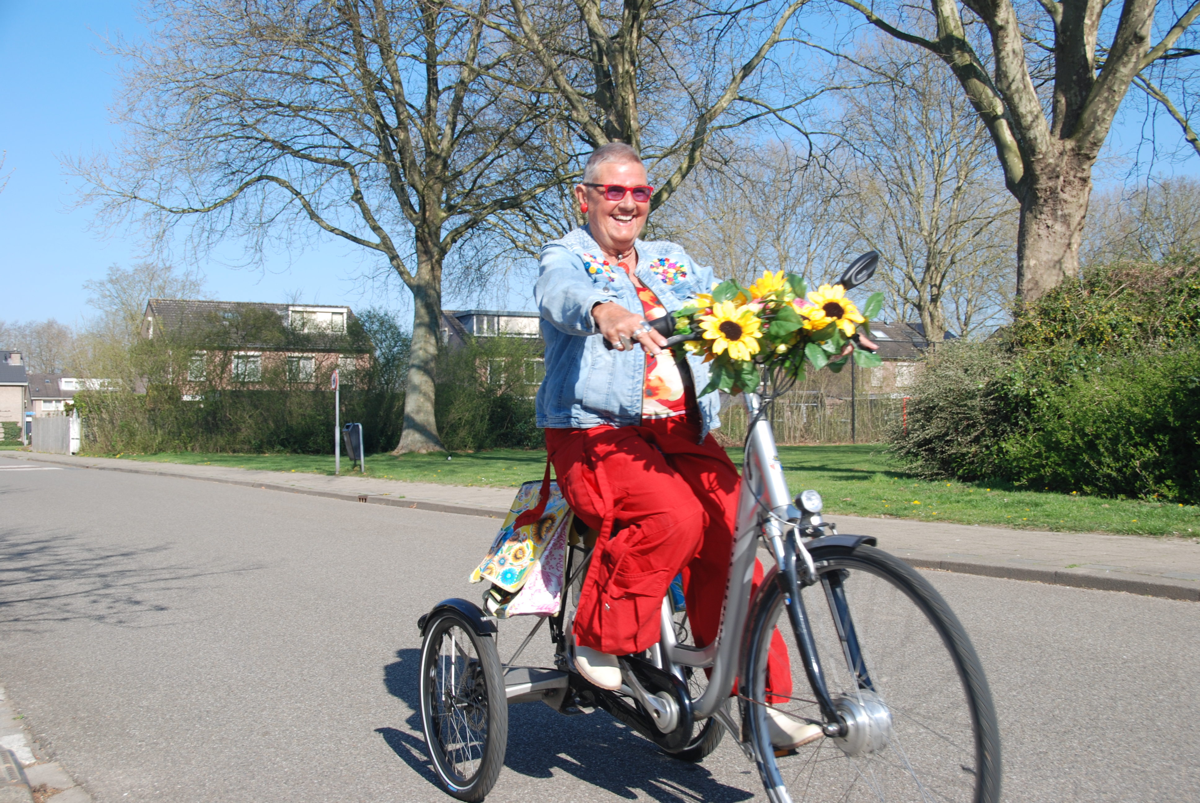 Vrouw op driewielfiets trapondersteuning