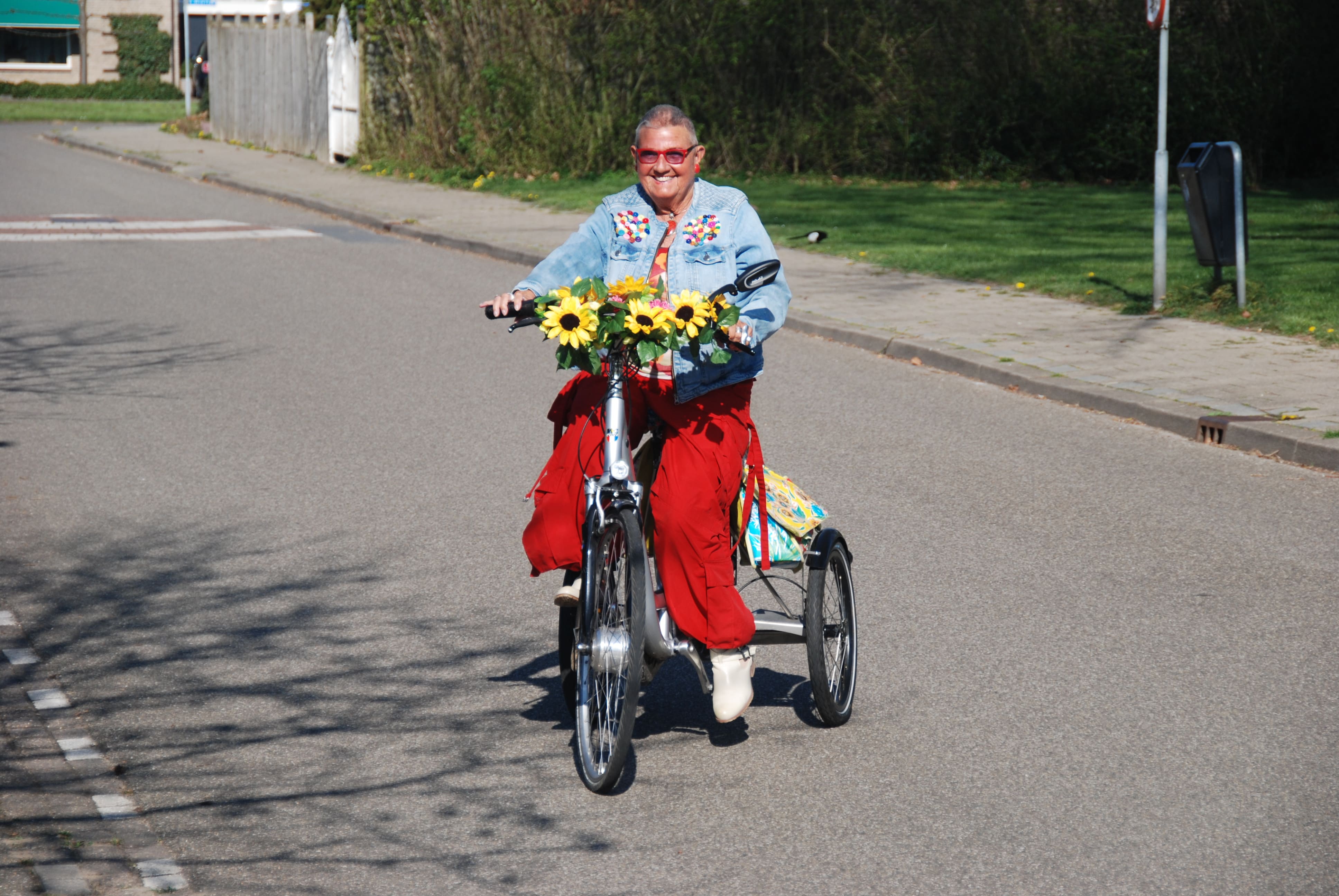 Oudere vrouw op haar eigen fiets met Tworby, veilig en stabiel fietsen ondanks moeite met op- en afstappen.