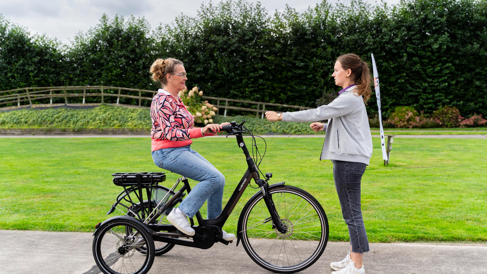 Hoe werkt fietsen op een driewieler voor senioren?